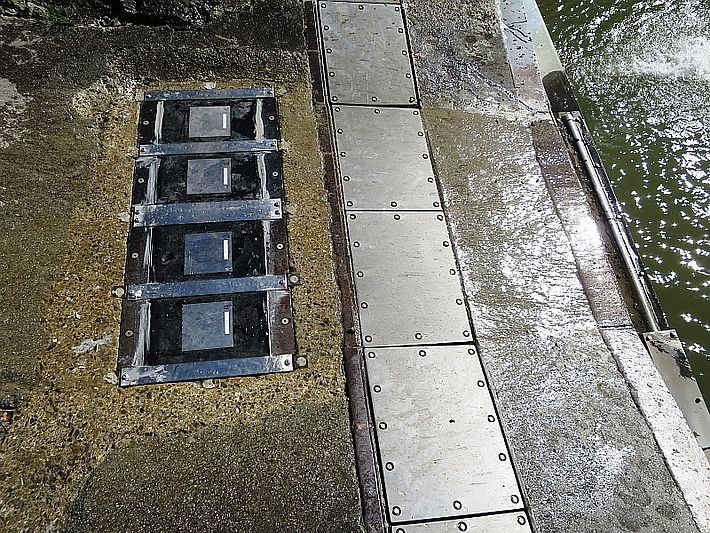 Erlenbach: MPA-System (links), Geophonplatten (Mitte), JPM-System (rechts). Bild: WSL