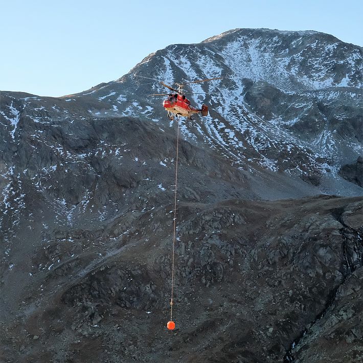 [Translate to Französisch:] Large-scale Experiment mit einem 2670 kg Teststein.