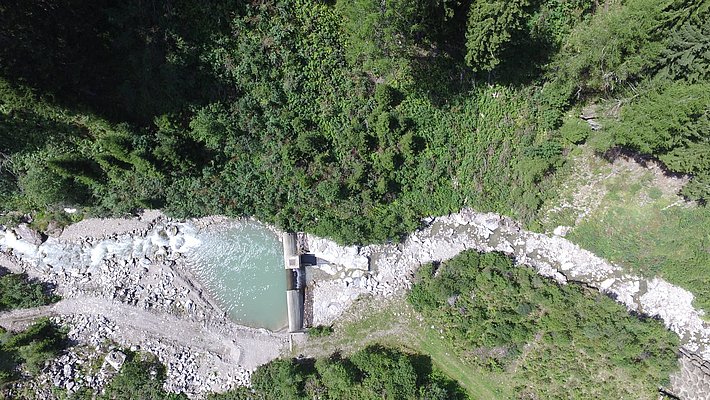 Alpines Wasserkraftwerk an der Blinne im Kanton Wallis: Bei niedrigen Abflüssen wirken sich Temperaturschwankungen schneller auf das Gewässer aus, was insbesondere für kälteliebende dArten problematisch sein kann.  (Bild: Jonathan Molina)