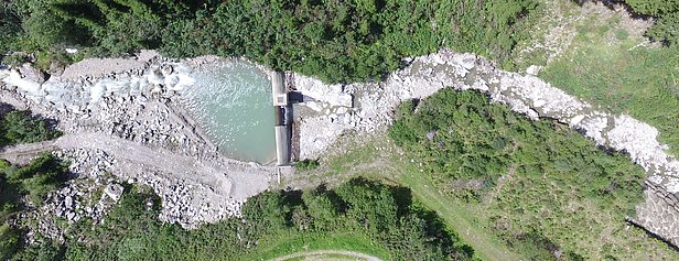 Alpines Wasserkraftwerk an der Blinne im Kanton Wallis: Bei niedrigen Abflüssen wirken sich Temperaturschwankungen schneller auf das Gewässer aus, was insbesondere für kälteliebende dArten problematisch sein kann.  (Bild: Jonathan Molina)