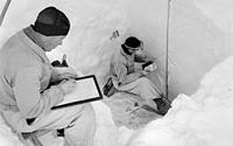 Im Schneeprofil werden die einzelnen Schneeschichten untersucht. Foto: Margrit Bäumlin (Keystone/Photopress-Archiv) 