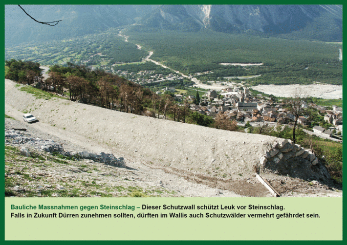 Ein grosser Schutzwall verläuft quer durchs Bild, unterhalb des Walls ist die Rhonebene rund um Leuk sichtbar. 