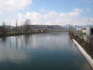 Ein kanalisierter Fluss fliesst durch die Landschaft.