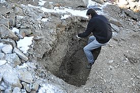 Suche nach Mikroben im Permafrost. (Bild: Beat Stierli)