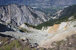 Blick von oben auf den Illgraben bis hinunter ins Rhonetal