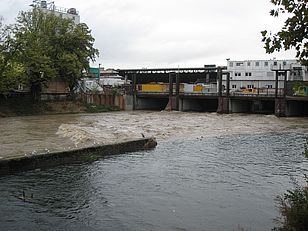 Die Sihl ist beim Hauptbahnhof Zürich etwas über das Ufer getreten.