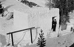 Erste Schneeexperimente finden im Winter 1935/1936 in einer Schneehütte in Davos Platz statt. Quelle: Archiv WSL 