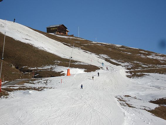 Angewiesen auf Kunstschnee: Talabfahrt Brigels (Foto: WSL)