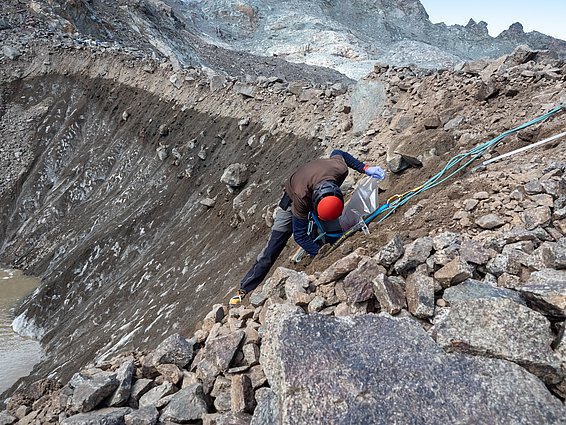 Arbeiten im schmelzenden Permafrost. Foto: Michael Zehnder, SLF 