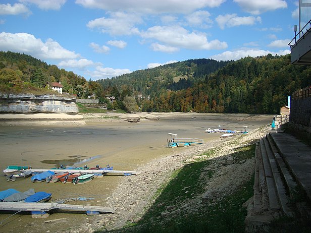Der Lac Brenet (VD) im Trockensommer 2018. (Foto: Neez, CC BY-SA 4.0 via Wikimedia Commons)