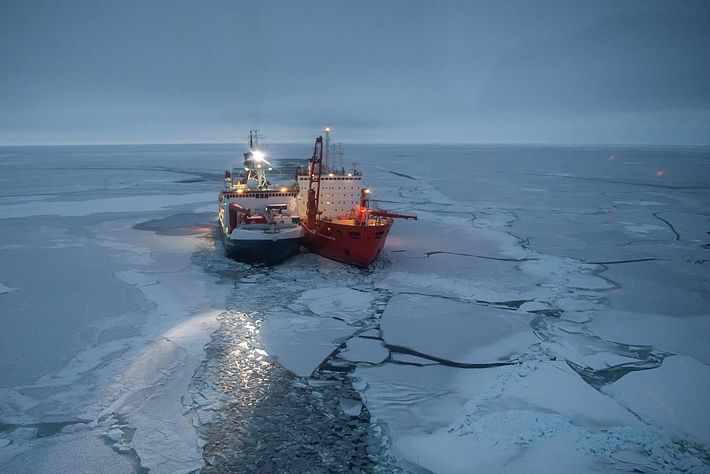 Links die "Polarstern", rechts die "Akademik Fedorov" (AWI / Esther Horvath, CC-BY 4.0) 